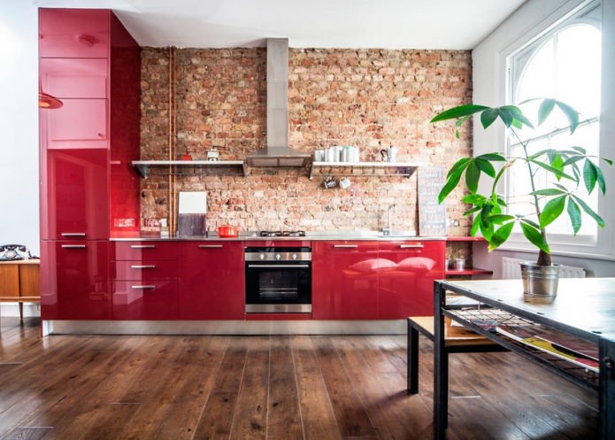 Ladrillo rojo en la cocina con fachadas rojas