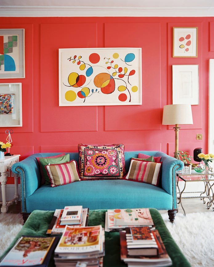 Sala de estar en turquesa y rojo