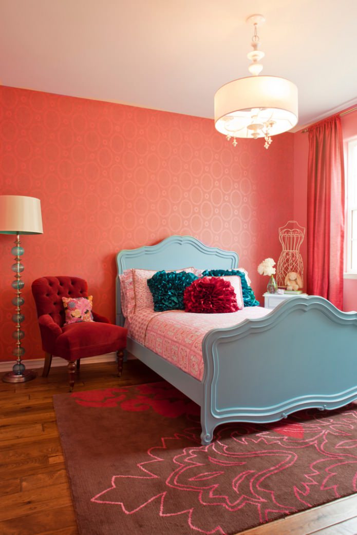 Dormitorio turquesa y rojo con techo blanco