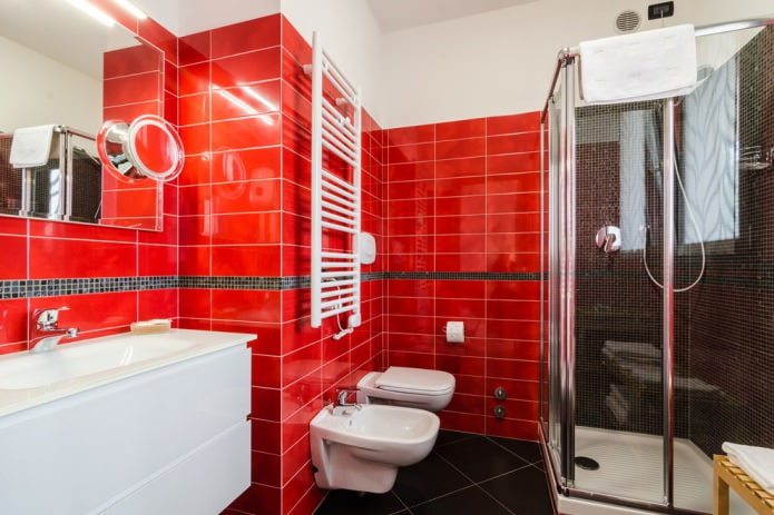 azulejos rojos en las paredes del baño