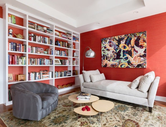 Papel pintado rojo en la sala de estar