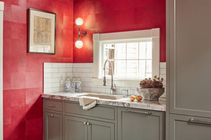 Interior de cocina en rojo, gris y blanco