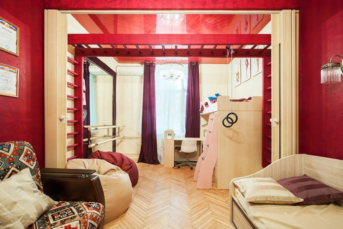 paredes y techo rojos en una habitación infantil