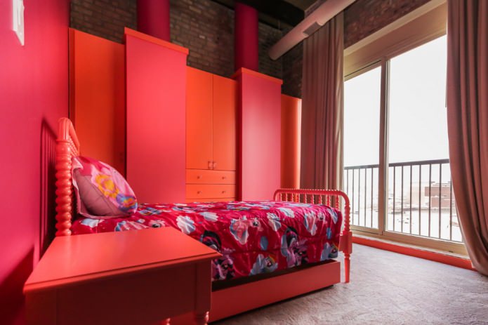 Muebles rojos en la habitación infantil