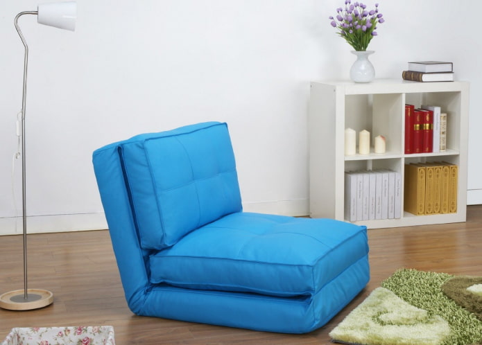 Silla plegable azul en el interior