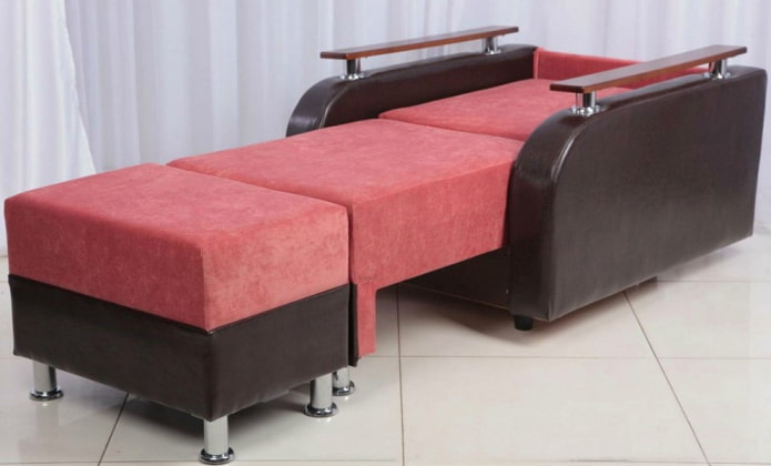 silla plegable con puf en el interior