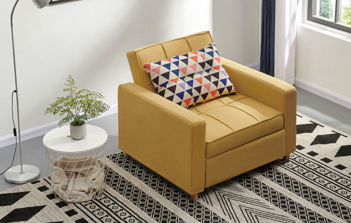 silla plegable amarilla en el interior