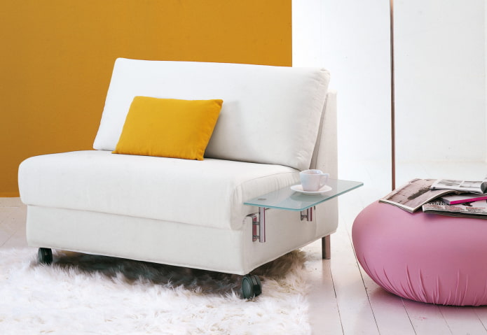 silla plegable con mesa en el interior