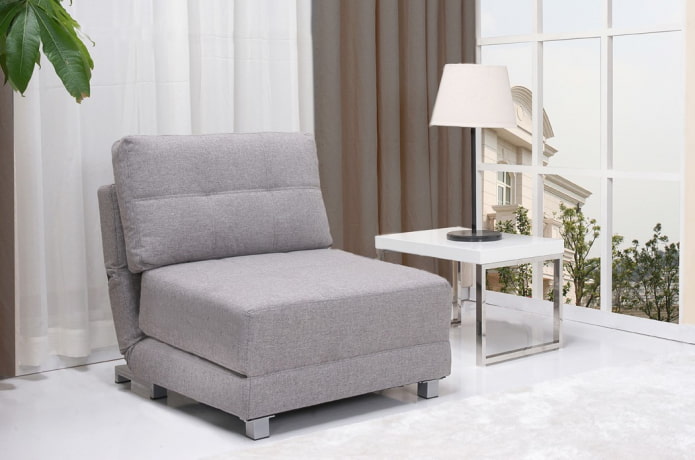 silla plegable gris en el interior