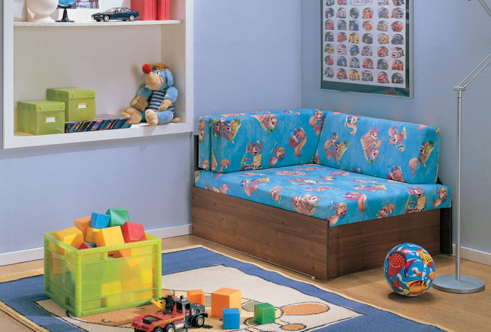 silla plegable en el interior de la habitación infantil