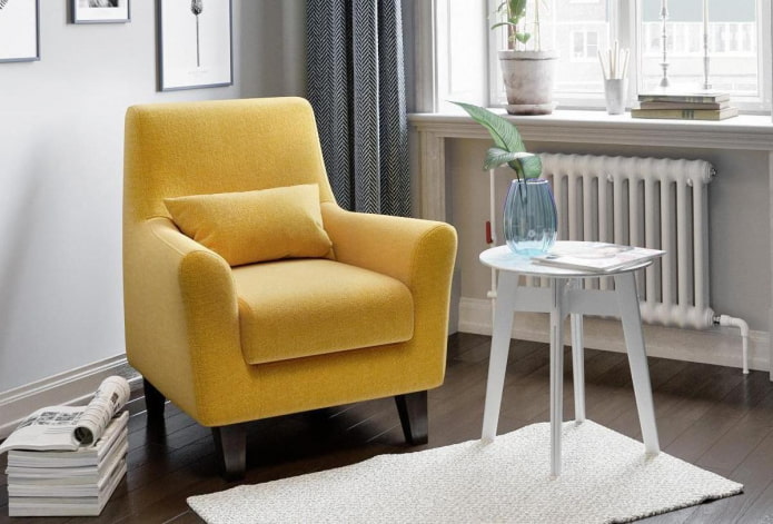 sillón amarillo con una almohada
