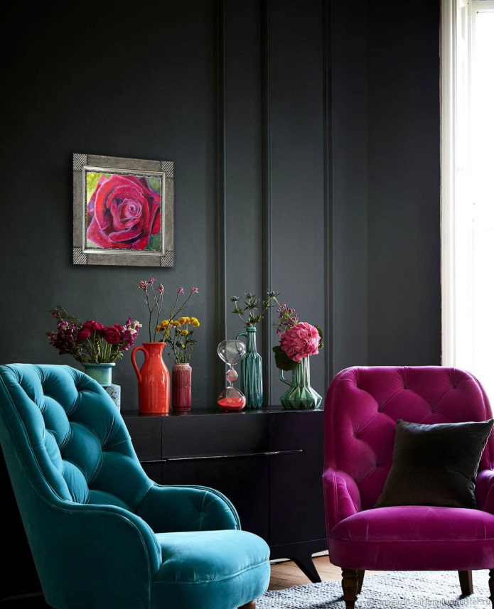 sillones de colores en una sala de estar oscura