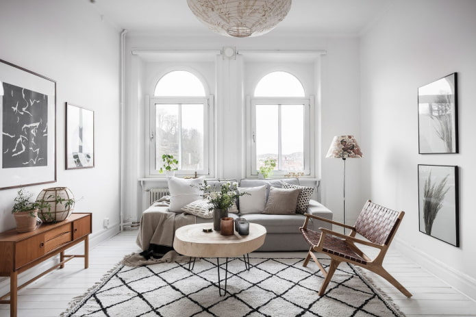 silla de mimbre en el salón