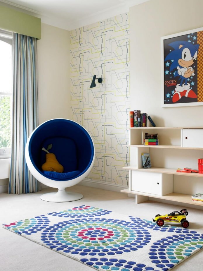 silla pelota en la habitación del niño
