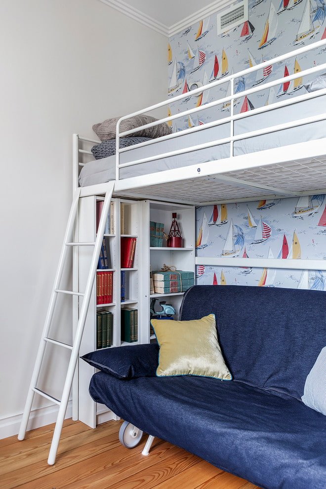 cama alta con escalera en una habitación infantil de estilo náutico