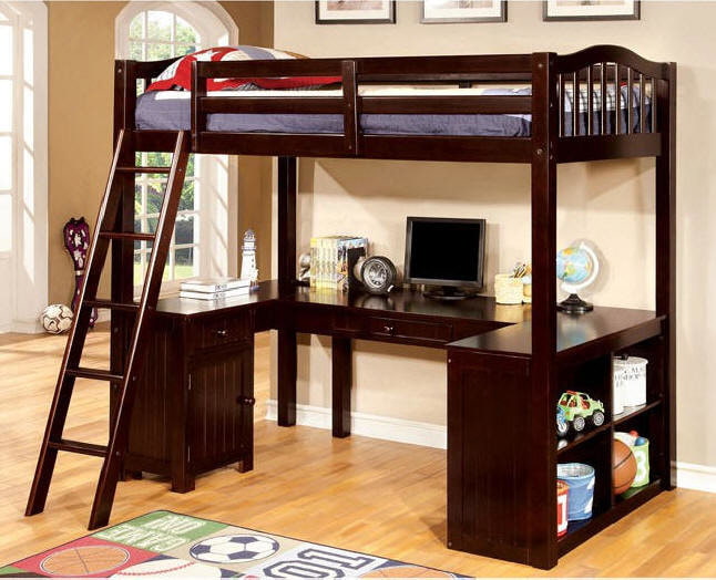 Cama marrón en la habitación infantil