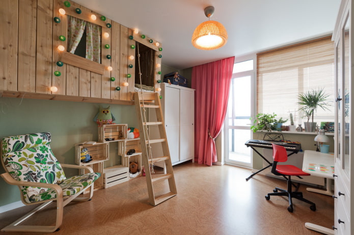 Cama con forma de casa en la habitación de una niña
