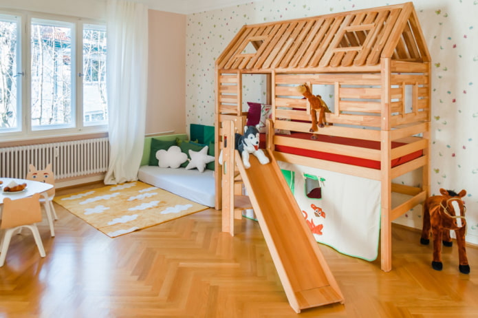 una cama en forma de casa con escalera en una habitación infantil
