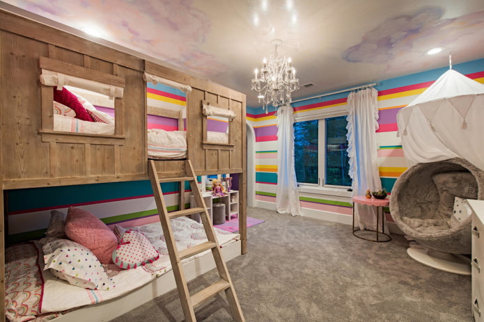 litera en forma de casa en la habitación infantil