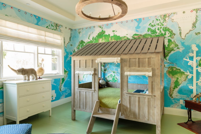 Cama en forma de casa en la habitación de un niño