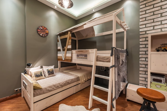 cama esquinera en forma de casa en la habitación infantil