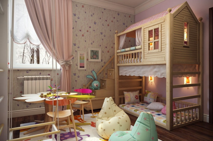 cama en forma de casa en la habitación infantil de una niña
