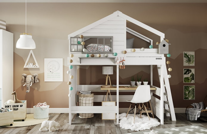 Cama en forma de casita con espacio de trabajo en la habitación infantil