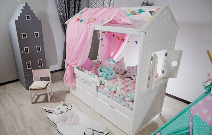 Cama con forma de casa en una habitación infantil
