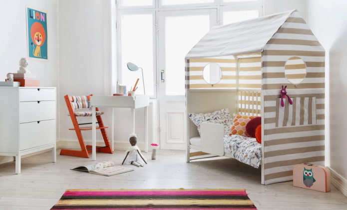 Cama en forma de casa en la guardería