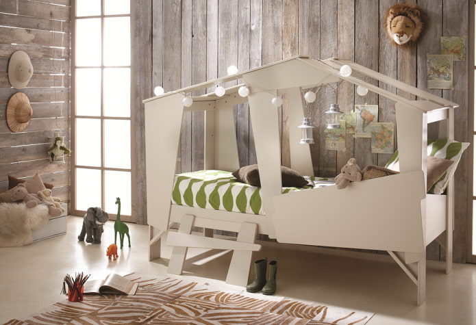 Cama en forma de casa para la habitación infantil