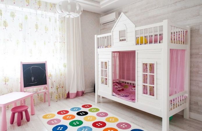 cama en forma de casa en la habitación infantil de una niña