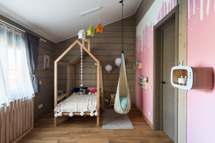 cama en forma de casa en la habitación infantil de una niña