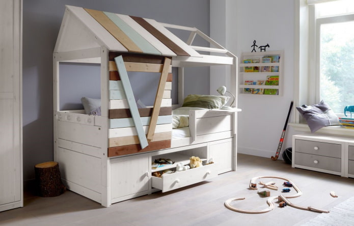 Cama en forma de casa con cajones en la habitación de los niños