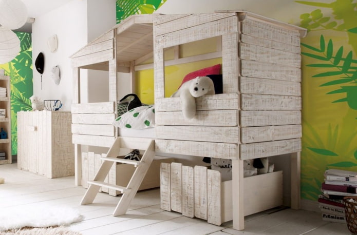 Cama en forma de casa para la habitación infantil