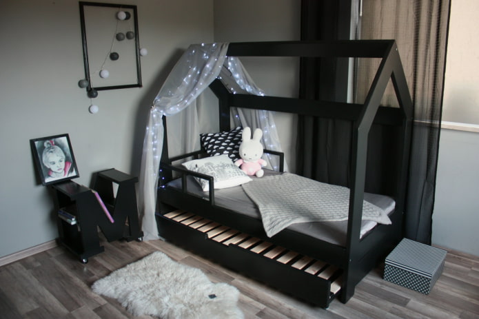 Cama en forma de casa en la guardería