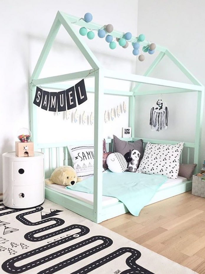 Cama con forma de casa en una habitación infantil