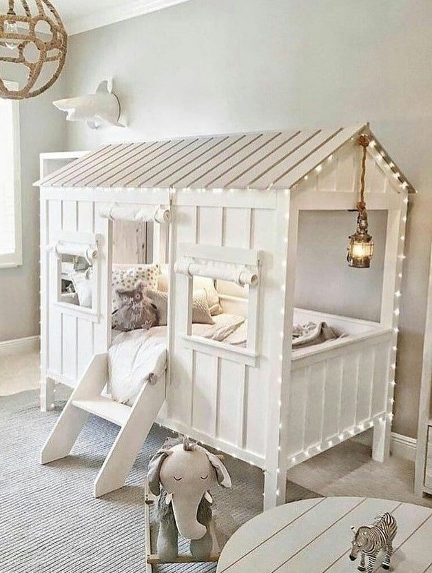 Cama con forma de casa en una habitación infantil