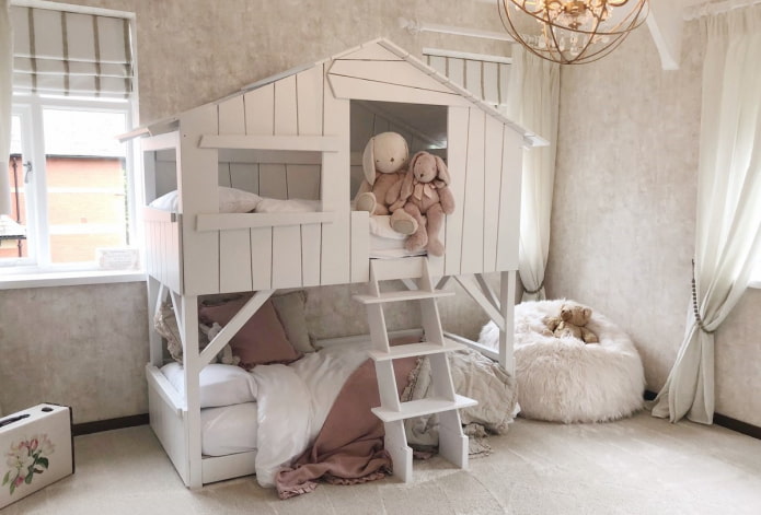 Cama en forma de casa en una habitación infantil