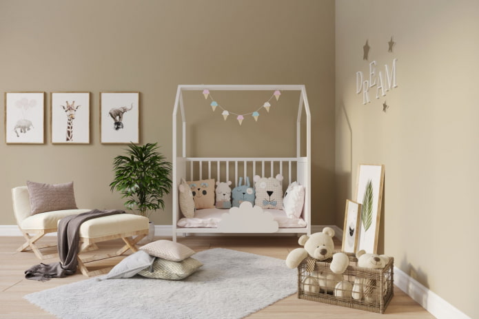 una cama blanca en forma de casa en una habitación infantil