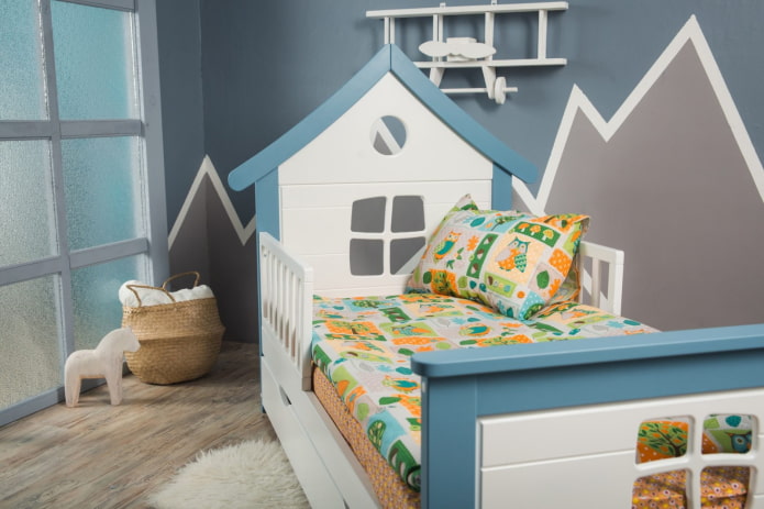 cabecero en forma de casa para habitación de niña
