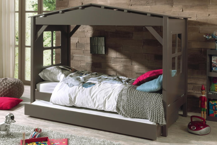 Cama en forma de casa en una habitación infantil