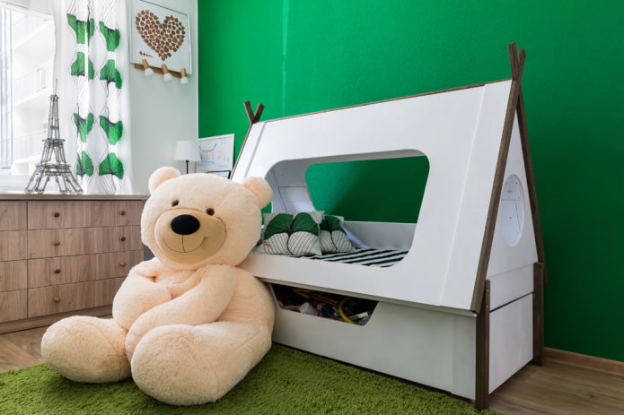 Cama en forma de tipi en la habitación infantil