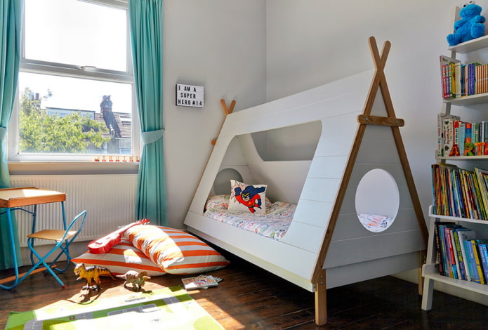 Cama tipi en una habitación infantil para niño