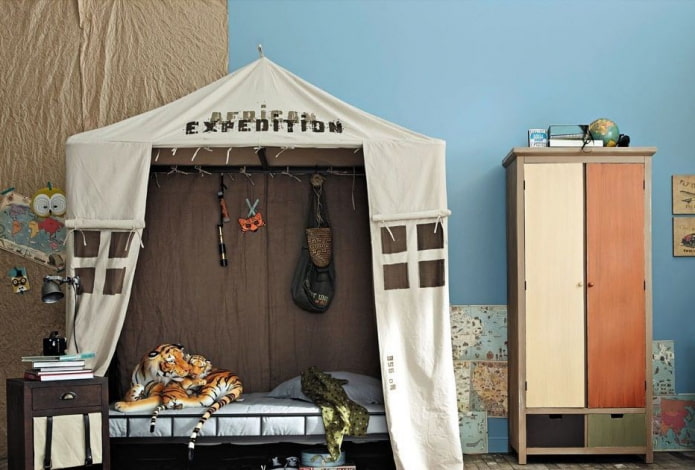 cama con forma de tienda de campaña en la habitación de un niño