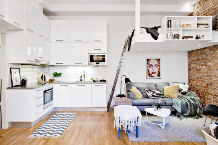 Cama en el segundo nivel de la cocina-sala de estar