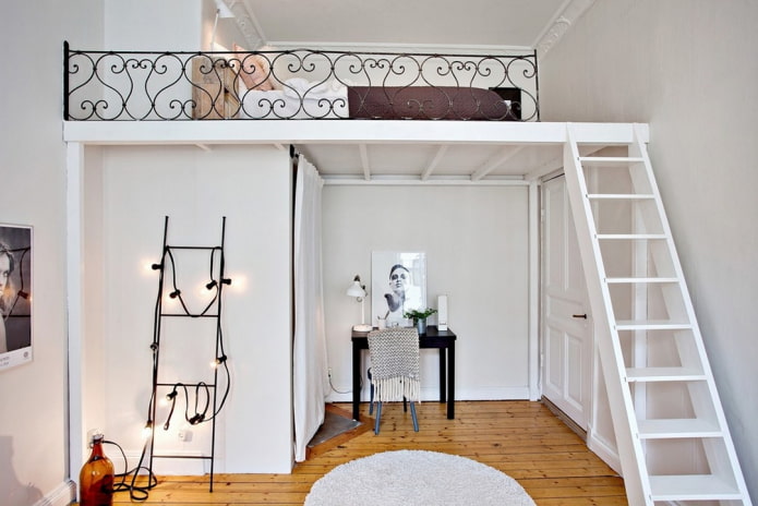 cama a ras del techo en el dormitorio