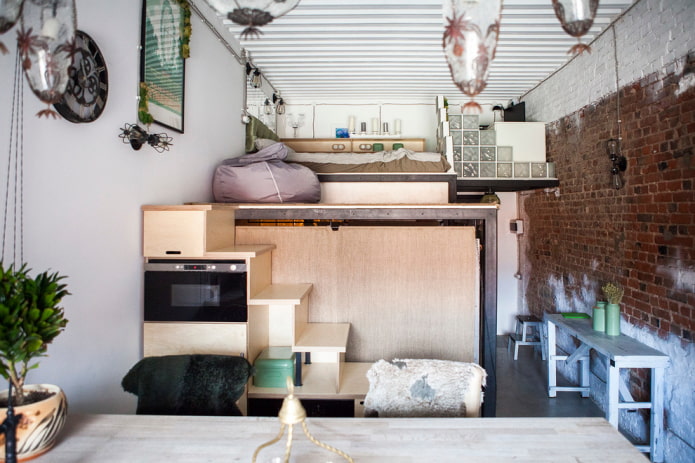 cama a gran altura en la cocina-salón