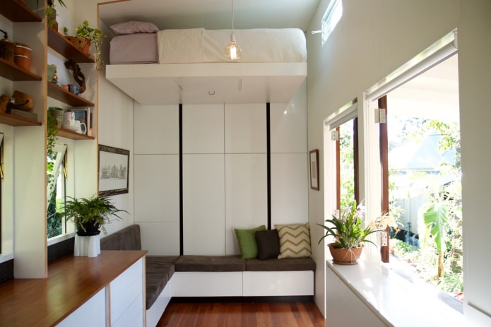 Cama bajo el techo de estilo moderno
