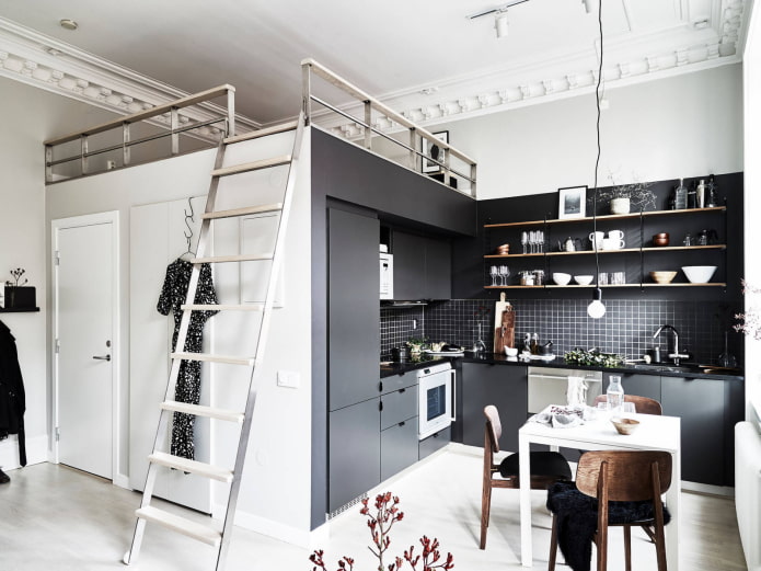 cama a gran altura en la cocina-salón