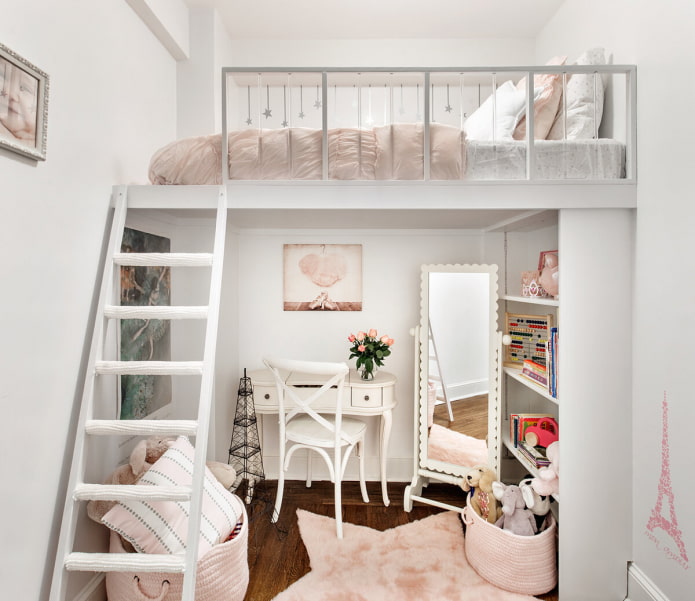Cama en el segundo nivel de la habitación infantil